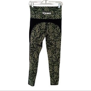 TKO Knockout Leaf Print Workout Leggings Size Medium